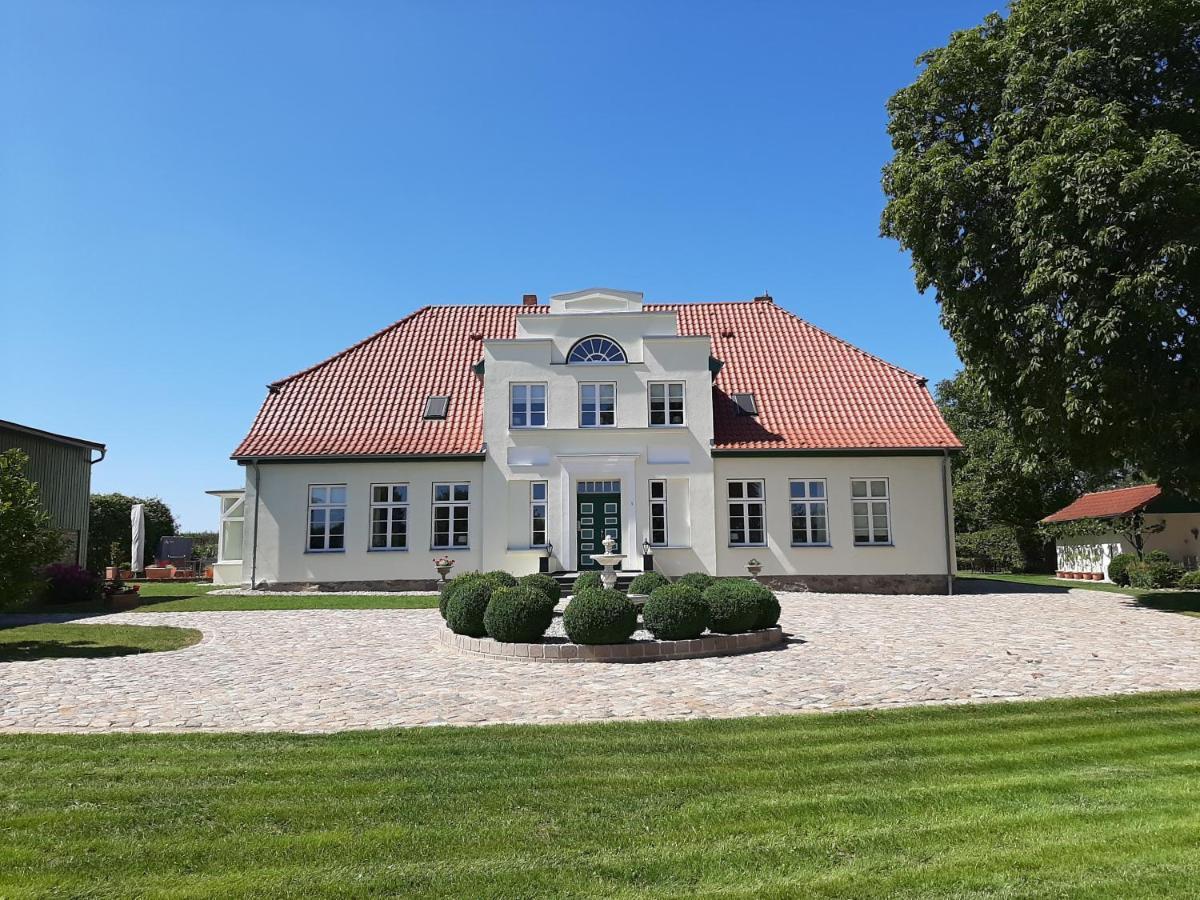 فندق Gutshaus Neu Farpen Neuburg  المظهر الخارجي الصورة